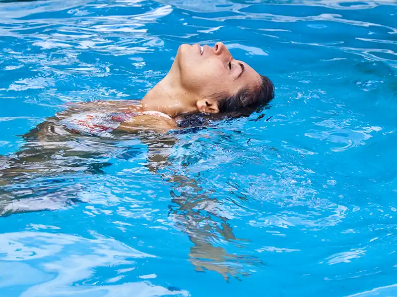 Relaxation dans la piscine
